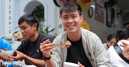 Quán ngan cháy tỏi ở Hà Nội ra đời từ lần bán ế, khách xếp hàng kín đường