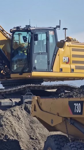 Excavatorul Cat 340 incarca fara operator in cabina acest camion, fiind controlat prin statia de lucru Cat Command.(vezi reelul anterior) #trainingCat #echipaBM #bergeratmonnoyeur | Bergerat Monnoyeur Romania