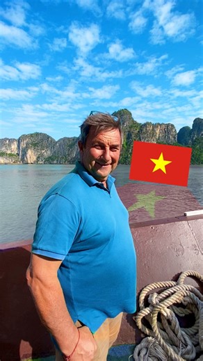 Ma d # #ove siamo finiti? 🦑 Su una barca nella Baia di Ha Long, in Vietnam🤯Tra pesca locale, involtini di pesce fatti al momentoe… ostriche 🎣Non importa dove siamo, se c’è una barca, del pesce e qualcuno che vive il mare ogni giorno, per noi è subito esperienza da Matti.Grazie a @getyourguide per questa super esperienza!.....#suppliedby #labarcadeimatti #pescaturismo #pescanelmondo #fishingexperience | La Barca dei Matti