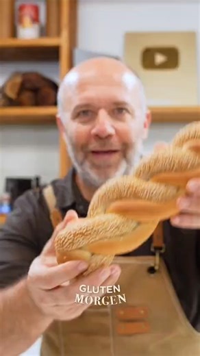 ¿Querés aprender a preparar pan Challah? Es más fácil de lo que crees. 😉 Se trata de un pan trenzado rico y ligeramente dulce, típicamente asociado con la cocina judía, especialmente durante el Sabbath y las festividades. Esta es la receta del video: 1000gr Harina todo uso 100gr Azúcar 15gr Levadura seca 20gr Sal 100gr Aceite de oliva 430-450gr Agua fría 1️⃣ En el bowl de la batidora agregar todos los ingredientes secos y comenzar a mezclar. 2️⃣ Poco a poco, comenzar a incorporar el agua. Luego