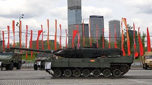 "Ich will NATO-Maschinen sehen" - Leopard 2 in Moskau - Russland führt Kriegsbeute vor