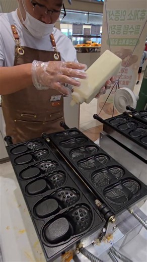 Making Korean Street Food Clog Bread 🩴 | Cute Crocs-Shaped Red Bean Pastry (CLOGY at Rest Stop Korea) 📌 클로기 (Clogy) – 크록스 모양의 유니크한 디저트 🩴🥐 겉은 바삭하고 속은 쫀득한 반전 식감✨ 비주얼부터 다른 크록스 모양 수제 디저트 빵이에요! 💡 요즘 SNS에서 핫한 비주얼 빵 브랜드! 보기만 해도 귀엽고, 먹으면 더 놀라운 맛💛 팝업마다 줄 서서 먹는 이유가 있답니다. 📍 위치: (예시) 안산복합휴게소 강릉방향 / 팝업 일정은 @clogy_official 참고 🕒 운영시간: 매장별 상이 (팝업 일정 확인 필수!) 💸 대표 메뉴: 팥·치즈·커스타드 크록스빵 🍴 특징 ✔️ 크록스 모양의 귀여운 디자인🩴 ✔️ 겉바속쫀 식감의 반전 디저트 ✔️ 팝업마다 다른 한정 메뉴 구성 ✔️ 인스타 감성 100%, 선물용으로도 인기🎁 #koreanfood #streetfood | Kta