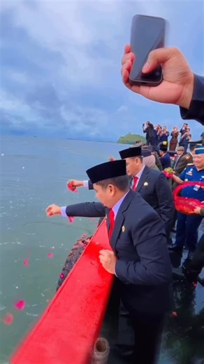 Tasming Hamid on Instagram: "Hujan turun membasahi Parepare di Hari Pahlawan ini, seakan turut menundukkan diri mengenang jasa mereka yang gugur tanpa pamrih. Semoga semangat juang para pahlawan selalu hidup dalam setiap langkah kita. 💪🏻🙏🏻 #HariPahlawan"