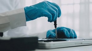 Debuggen von Elektronikgeräten. PCB-Hexen-Mikrocontroller im Elektroniklabor: Stockvideos & Filmmaterial (100 % lizenzfrei) 1108695625 | Shutterstock