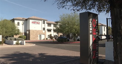 Indiana man arrested after beating alleged hotel intruder with lamp in Tempe