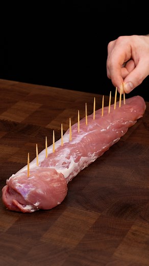 ¡Éste es el secreto para hacer el lomo de cerdo más tierno! Ingredientes solomillo de cerdo: 1 kg hielo: 300 g cerveza: 500 ml pimienta negra: 2 g sal: 3 g ajo en polvo: 2 g pimentón dulce : 3 g orégano: 2 g aceite: 20 ml bacon: 300 g cebolla: 1 pza champiñones: 100 g pimiento rojo: 1 pza ajo: 10 g aceite: 20 ml pimienta negra: 1 g sal: 2 g yogur: 200 g pepinillos agridulces: 100 g queso: 100 g patatas: 2 pza brócoli: 200 g aceite de oliva: 50 ml sal: 2 g pimienta negra: 1 g salsa chili: 100 g m