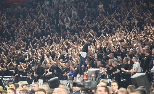 GROBARI JE VIDELI I PALI U TRANS! Arena je ZAGRMELA kada je zapevala "Daleke jecaju zvezde..." Poslušajte! (VIDEO)