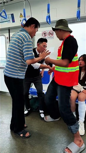 Giving Up My Seat for a Stranger on the Subway | ONEMAN #ONEMAN #KindnessMatters #Respect