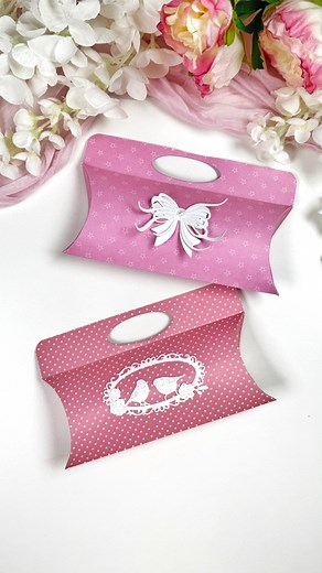 🎀 Diese süße Pillow-Box mit Griff kannst du ganz einfach selbst basteln – ideal für kleine Geschenke oder Gastgeschenke!📏 Ich habe Papier im Format 22x20 cm (ca. 8.7”x7.9”) mit 250 g/m² verwendet.📐 Die Falzmaße im Video: 3 cm (1.18”) – 11 cm (4.33”) – 19 cm (7.48”), dann oben 1,5 cm (0.6”). Speichere dir das Video, wenn du es später ausprobieren möchtest! #geschenkverpackung #pillowbox #papierbasteln #origamibox #geschenkideen #diyverpackung #bastelnmachtglücklich #boxmitgriff | Raushan Willm