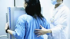 女人做“胸透”时，医生究竟能看到什么？别害羞，不妨看看吧