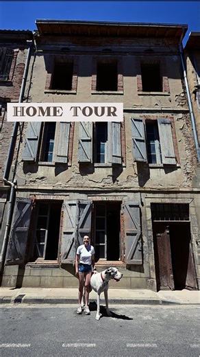 HOME TOUR COMPLET ! Nous entrons tout d’abord dans les futures parties communes puis nous accédons au premier logement, qui fera tout le Rez-de chaussée, avec petit jardinet d’environ 80m2. C’est le logement que je garde à titre personnel. Ensuite nous accédons à l’appartement 2 et 3 dans le premier étage. Puis appartement 4 et 5 au second étage. Enfin, dans les combles on retrouve l’appartement 6 avec la fameuse terrasse tropezienne et sa magnifique vue sur les champs et la célèbre cathédrale d