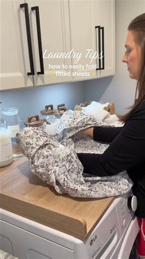 The EASIEST Way to Fold a Fitted Sheet 👏🏼🧺 (No More Mess!)
