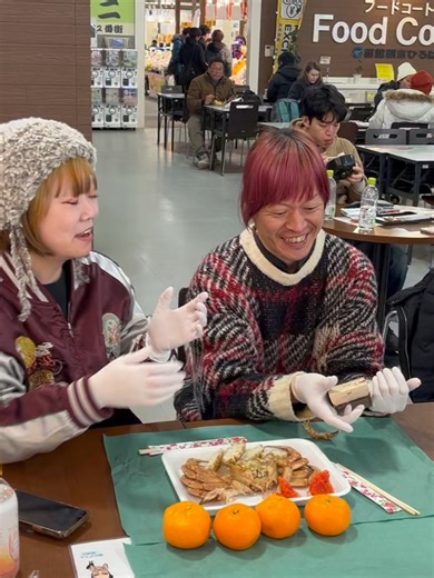 広海水産🦀函館朝市ひろば内 on Instagram: "おはようサマンサ！ かなみちゃんとリョウタさん。 リフレッシュ休暇といえば函館のご夫妻です。地元民よりも函館を知り尽くしてます😊 今回は新川町のタイムにも行きました😊(歴史ある喫茶店です) 2026年も美味しく笑って行きましょうね。 いつも本当に感謝ですううううう #広海水産 #カニ #函館朝市 #北海道美食 #美味しい"