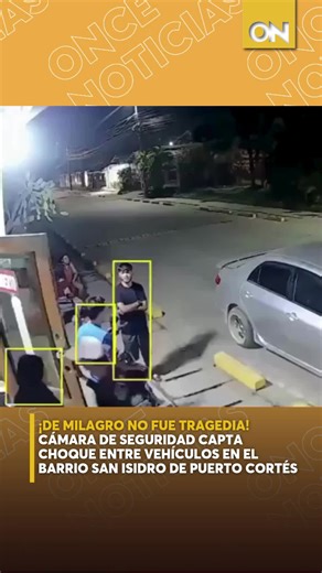 ¡De milagro no fue tragedi*! Vehículos colisionan en #PuertoCortés 🚙🚗 Una cámara de seguridad captó el momento exacto en que dos vehículos colisionan en el barrio San Isidro, en Puerto Cortés. En las imágenes se observa cómo uno de los vehículos no logra frenar a tiempo e impacta contra el vehículo que estaba estacionado delante.🎥 Este tipo de accidentes por alcance suelen estar relacionados con distracciones al volante o falta de distancia prudente. 📲 Aunque el percance solo dejó daños mate