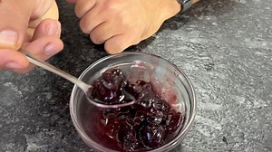Reteta de Dulceata de Cirese, Cirese Amare ssu Visine. Am prezentat pas cu pas cum sa pregatiti acasa reteta de dulceata de cirese. Ingrediente: 2 kg cirese 1 kg zahar Sucul la jumătate lămâie Un praf de sare | La Sebi acasa