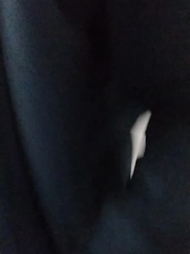 Distrayendo a mi mamá por el tatuaje y arete