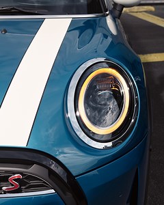 75K views · 267 reactions | O novo MINI Cooper Hatch 5 Portas tem um design totalmente novo. Seu para-choque ficou mais ousado e as saídas de ar aerodinâmicas, auxiliam na melhor performance de consumo de combustível. Além disso, as luzes de neblina agora fazem parte do conjunto em LED, deixando a frente mais clean e sofisticada. #MINI #MINIHatch5Portas #GoKartFeeling #BMWGroup | MINI | Facebook