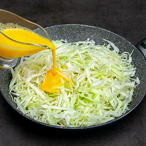 This recipe is a family favorite! Cabbage snack in just 15 min Ingredients: onion: 1 pc garlic: 20 g (0.7 oz) carrot: 2 pc cabbage: 450 g (16 oz) salt: 5 g (0.2 oz) salt: 5 g (0.2 oz) black pepper: 2 g (0.1 oz) sweet paprika: 2 g (0.1 oz) salt: 2 g (0.1 oz) eggs: 2 pc water: 400 ml (14 fl oz) OVER MEDIUM FIRE: 10 MIN OVER MEDIUM FIRE: 10 MIN The filling: eggs: 3 pc cheese: 100 g (3.5 oz) green onion: 50 g (1.8 oz) cheese: 20 g (0.7 oz) | Cookrate