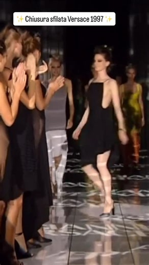 ateliercarenzio_magazine on Instagram: "🌟💫✨Quando la passerella diventa leggenda – Versace 1997🌟💫✨ Nel 1997 Gianni Versace trasformò il finale di sfilata in un momento iconico: le supermodelle unite, energia rock, glamour puro e un messaggio chiarissimo—la moda è spettacolo, forza e sorellanza. 👠 Fu una delle prime volte in cui il finale rubò la scena quanto (se non più) degli abiti 🎶 La colonna sonora rock rese il catwalk un vero concerto 👗 Le top model diventano protagoniste assolute, n