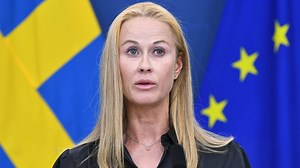 Här kör Katja Nyberg bil utan körkort