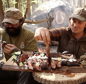 This guy just knows how to cook a pretty tasty steak!😋 Credit: BUSHCRAFT TOOLS - youtube.com/channel/UCceqY2OFi6ve30FPO3owhCw | Taste Life