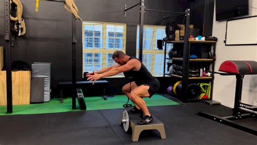 Are you looking for a way to take your strength and muscle gains to the next level? ⬆️ Look no further than flywheel training! By incorporating both concentric and eccentric phases, you can optimize your training and achieve better results in less time. And if you're really looking to focus on hypertrophy and strength gains, the eccentric phase is where it's at! With flywheel technology, you can train both phases with variable resistance and challenge your muscles in new ways. 💪 Try it out and 