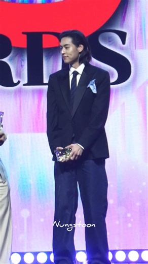 พี่เอกธเนศ​แกเอ็นดูกิ้นจริงนะ​ เจอกันกี่งานก็เข้ามายิ้มทักทายตลอด​ โกฮังรอบเมื่อคืนก็มีโมเม้น​ตบบ่าชูนิ้วโป้งให้ด้วยแน่ะ /แถมยังเห็นผู้ใหญ่หลายคนเข้ามาขอถ่ายรูปด้วยและน่าจะพูดชมเยอะมากกิ้นพูดขอบคุณ​ครับตลอด ตัวหลานของวงการฮะ🫳🏻