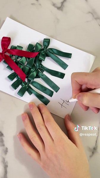 Ribbon Christmas Card Idea ☺️#diyprojects #xmascards #christmasdiy #xmasdecor #diyideas #fyp #titokdiy #topdiy #artistsoftiktok #artandcraft #crafty #diy #cute #cards #diycrafts