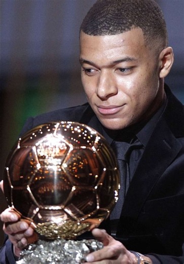 À une semaine du Ballon d’Or, Kylian Mbappé vient d’être élu « Meilleur joueur d’Europe de l’année » #foot #mbappe