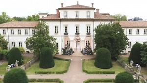 18K views · 546 reactions | The colors of spring dress the class and delicacy of an aristocratic woman, a refined and seductive but aware woman: a woman who chooses. Spring Summer 2021: the hymn to Spring. Find out more in Boutique and online on our website. #ELISABETTAFRANCHI #SpringSummer2021 #EFDigitalStore #EFBoutique #EFSS21 | Elisabetta Franchi | Facebook