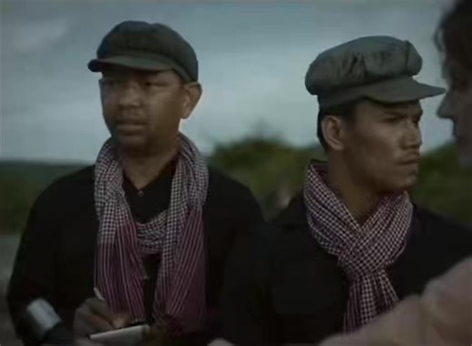 Democratic Kampuchea (Cambodia) - 1978.Three French journalists are invited by the Khmer Rouge to conduct an exclusive interview of the regime's leader, Pol Pot.The country seems ideal. But behind the Potemkin village, the Khmer Rouge regime is declining and the war with Vietnam threatens to invade the country. The regime is looking for culprits, secretly carrying out a large scale genocide. Under the eyes of the journalists, the beautiful picture cracks, revealing the horror. Their journey prog