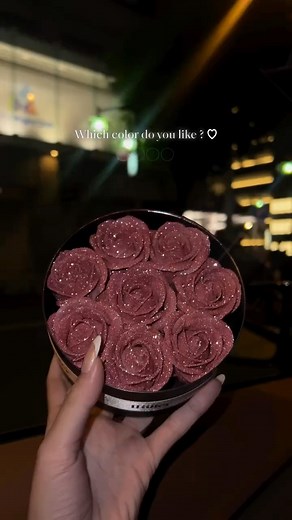 グリッターローズ&枯れないお花の日本製高級ギフト｜IRiller / アイリエ on Instagram: "グリッターローズ💎｜8本のバラが収まったボックスローズ ㅤㅤㅤ @iriller.jp こんばんは🌙 IRiller / アイリエ です。 ㅤㅤㅤ 本日は、枯れない花束『ボックスローズＳ』をご紹介します！ ㅤㅤㅤ こちらは、8本のグリッターローズが ラウンドボックスに収まった商品です。 表面には専用のアクリル板が付いているので、 埃から守り、ずっと綺麗な状態を保つことができます✨ ちなみに、アクリル板は取り外しが可能です⭕️ 手のひらサイズのコンパクトなローズボックスなので、 ちょっとしたプレゼントにおすすめのアイテムです！ ︎◼︎◻︎◼︎◻︎◼︎商品情報◼︎◻︎◼︎◻︎◼︎ ㅤㅤㅤ 商品名：ボックスローズＳ カラー：ピンク / ワインレッド / ロイヤルブルー / スカイブルー 花材：グリッターローズ 価格：IRiller ONLINE STOREにてご確認ください ◼︎︎◻︎◼︎◻︎◼︎◻︎◼︎◻︎ ◼︎︎◻︎◼︎◻︎◼︎◻︎ ご質問がございましたらお気軽にコメントくだ
