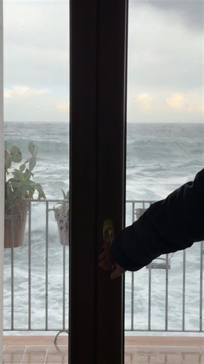 Chianalea📍Mareggiata vista dalla giusta prospettiva #calabria #scilla #chianalea #tsunami #massimobellantoni77 | Massimo Bellantoni