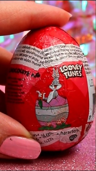 ASMR UNBOXING Looney Tunes Chocolate Egg Review ❤️#shorts #asmr #looneytunes #chocolate #trending