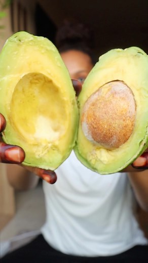 NOOR NATURALS on Instagram‎: "🔥🔥🔥🔥 ماسك بروتين اوڤردوز من نورناتشورال Protein Overdose Hair Mask 🌱🥑 .. افوكادو 🥑 ( أنا استخدمت ٣ حبات عشان طول وكثافه شعري ) مايونيز 🥚 ٢ م ك عسل 🍯 ٢ م ك موزه 🍌 صمغ الزانثان ( اختياري ) م ك يثقل الماسك ويعطيه ليونه حلوه … موجود ب ايهيرب 🌱 مااااااسك الترطيب العميق بالمانجو والباوباب 🥭🍈 زيت نور المغذي ٦ م ك زيت الخروع الجامايكي او العادي ٣ م ك * مكسي الماسك لين يوصل لقوام ناعم جدا .. ووزعيه على شعر نظيييف يعني تكوني غسلتيه بالشامبو والبلسم … خلي الماسك س