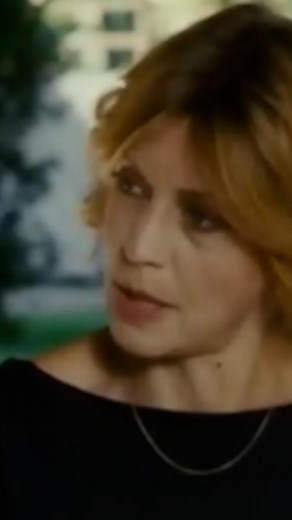 "La scoperta dell'alba" Un film di Susanna Nicchiarelli, con Margherita Buy, Sergio Rubini, Lino Guanciale, Susanna Nicchiarelli. Tratto dall'omonimo romanzo di Walter Veltroni. Caterina cerca di ricostruire una fase oscura e drammatica della sua storia familiare grazie a un misterioso telefono che la collega con il passato... In onda nei seguenti orari: 📺Domenica 24 Settembre in Africa, in Europa e in America ⏰Johannesburg / Berlino, 1.15 ⏰New York / Toronto, 23.15 ⏰Buenos Aires / San Paolo, 0