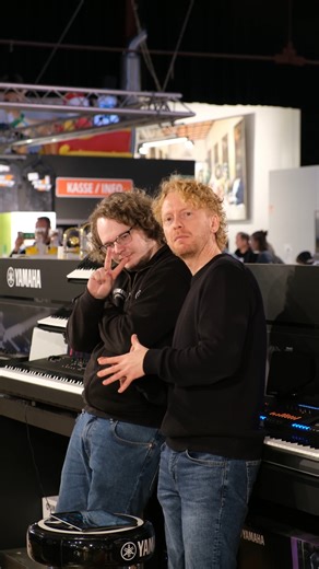 Musik Produktiv on Instagram: "Letzten Monat war die die Busy Bee Big Band auf unserer SoundStage zu Gast. Seit 1987 sind die fleißigen Bienen eine Institution in der Kulturlandschaft. Ihr buntes Programm aus Jazz, Rock und Pop lädt zum Schnipsen und Tanzen ein. Unter der Leitung von Jens Niemann ist die Band mittlerweile ein gefragtes Ensemble, in dem sowohl Hobbymusiker*innen als auch Profis mitspielen. Alle Infos zur SoundStage findet ihr auch auf unserer Website! Den Link findet ihr wie imme