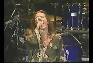 Badlands -High Wire- https://www.youtube.com/watch?v=xskProI_DAo Badlands fue una banda de Hard rock fundada por el guitarrista de Ozzy Osbourne, Jake E. Lee, y miembros de Black Sabbath y Kiss, Ray Gillen y Eric Singer respectivamente. La banda también estaba conformada por el bajista Greg Chaisson. Después de su primer álbum, Eric Singer fue reemplazado por Jeff Martin. El grupo permaneció activo de 1988 a 1992 y grabó dos discos, Badlands (1989) y Voodoo Highway (1991), antes de la muerte de 