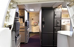 シックな壁面やウォシュレット完備の化粧室　写真特集・JAL 777-300ER機内デザイン刷新（4）