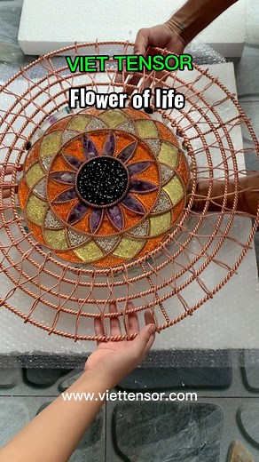 Đằng sau mỗi tác phẩm từ Viettensor.com gửi đến khách hàng không thể thiếu bàn tay đóng gói chỉnh chu này😊😘🍀 #Viettensor #pyramid #tensorring #torus #orgonitepyramid | Việt Tensor