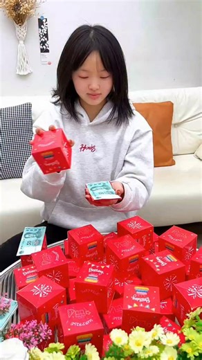 Couple Gift | The New Year's money secretly prepared for the children brought an extra surprise compared to previous years. | Instagram