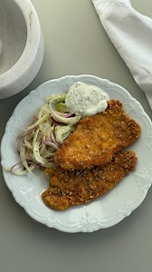 Walnut crusted chicken schnitzel with fennel salad 🤍 Perfect for a sunny weekend when you want something light but satisfying. Recipe coming to my Substack - subscribe via link in bio 🔗 #chickenschnitzel #chickenrecipes #lunchideas #lunchfortoday | Helle Diary