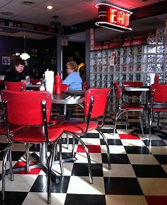New York-Style Diner Draws Regulars With Retro Atmosphere