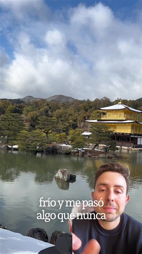 ❄️ El frío intenso también puede dañar tu piel. Cuando estás en clima muy frío (como nieve o temperaturas bajo cero) la piel pierde agua más rápido. El aire seco y el viento alteran la barrera cutánea, que es esa capa protectora que mantiene la hidratación y defiende contra irritantes 🌬️ ¿Y qué pasa cuando esa barrera se debilita? • Sensación de tirantez • Ardor o picazón • Enrojecimiento • Brotes tipo dermatitis • Más sensibilidad a productos que antes tolerabas La piel intenta compensar produ