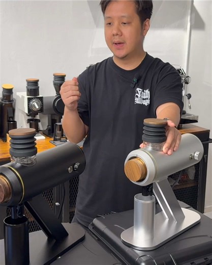 ZENTIS NZR-64V (เวอร์ชั่นแนวนอน ปรับรอบได้) เครื่องบดแบบ Single Dose สไตล์ Modern Espresso ที่ตอบโจทย์ทุกระดับการใช้งาน โดดเด่นด้วย Form Factor แบบ Vertical Grinding burr alignment (สไตล์ Mahlkonig EK43 และ Mazzer ZM ) เพื่อเพิ่มความสม่ำเสมอของผงกาแฟ ลดสัดส่วนผงละเอียด และลดการตกค้าง (ผงกาแฟจากเครื่องบดแบบนี้ มักจะมีสัดส่วนผงละเอียดที่น้อยกว่าเครื่องบดทั่วไป เหมาะกับการทำ กาแฟแบบFilter หรือ Modern Espresso ที่ต้องการ Flavour ที่ชัด สว่าง สะอาด ไม่ขม แต่จะไม่โดดเด่นทาง Body / Texture เหมือนกับ Es