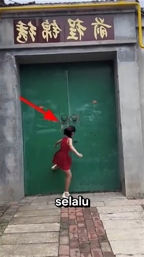 kids always kick the neighbor's door every day #shorts #trendingshorts