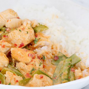This Thai Red Chicken Curry is incredibly delicious, so easy to make with bite size chicken pieces, snow peas and simmered in a red curry and coconut milk sauce. Thai cooking in under 30 minutes and all in one pot! RECIPE --- https://www.jocooks.com/recipes/thai-red-chicken-curry/ | JoCooks