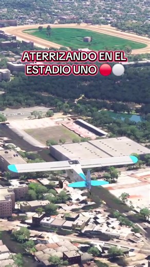 Aterrizando en el Estadio UNO Jorge Luis Hirschi🔴⚪ • Recinto: Estadio UNO Jorge Luis Hirschi 🇦🇷 • Capacidad: 32.530 espectadores 👥 • Sede: Estudiantes de La Plata 🔴⚪ • Dato: Es el estadio más tecnológico y sostenible de Argentina. Fue el primero en el mundo en recibir la certificación ambiental EDGE y cuenta con un aerogenerador de energía, un sistema de reutilización de agua de lluvia y un innovador campo de juego híbrido (césped natural reforzado con fibra sintética)🧐 📍La Plata, Buenos 