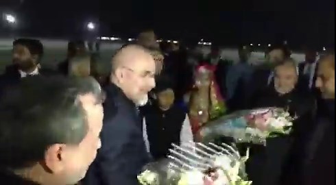 🇮🇷 Iran's Parliament Speaker Ghalibaf posted this photo on his way to the Islamabad talks.The empty seats around him are filled with photographs of children killed when a U.S. Tomahawk missile struck a girls' school in Minab."My companions on this flight."He's walking into the most important negotiation of the conflict carrying the faces of dead schoolkids as his delegation.The same strike that the U.S. tried to distance itself from, that neither Washington nor Tel Aviv wanted to claim, is now