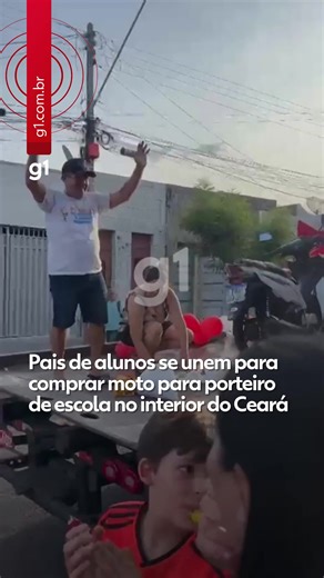 Para o #porteiro Antônio Pereira, que trabalha há 27 anos na mesma #escola em Juazeiro do Norte, o #Natal realmente chegou mais cedo. Na manhã do último sábado (13), #alunos, pais, ex-alunos e colegas de #trabalho se uniram em uma carreata para levar até Antônio uma #moto que foi comprada para ele após doações de mais de 180 pessoas. A festa de celebração viralizou nas redes sociais após ser divulgada pelos participantes. #g1 #tiktoknotícias